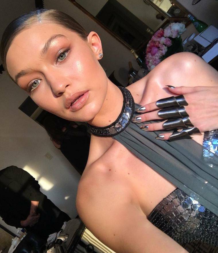 We Love Love Gigi Hadid's Chrome silver nails...
Get the look at Hayley Jayne Modern Beauty.....01636 893893
www.hayleyjaynebeauty.co.uk