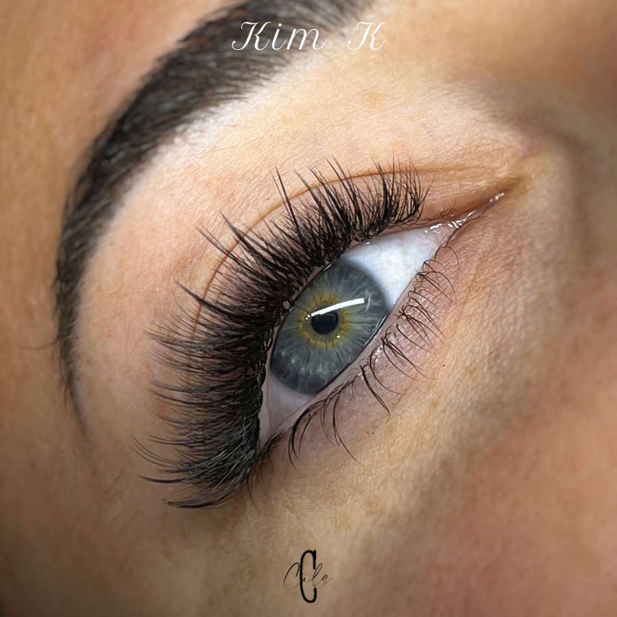 Kim K: pose déstructurée, l'intensité est modulable