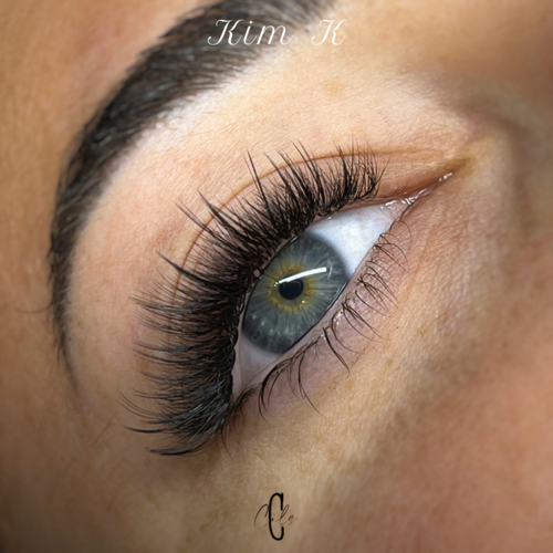 Kim K: pose déstructurée, l'intensité est modulable