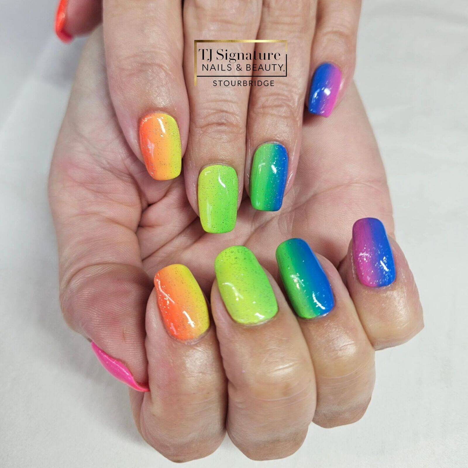 Rainbow gradient nails, with a hint of glitter. 🌈 I absolutely loved doing this set. 😍 Created using the Gelish Solid Cream Gel Palette