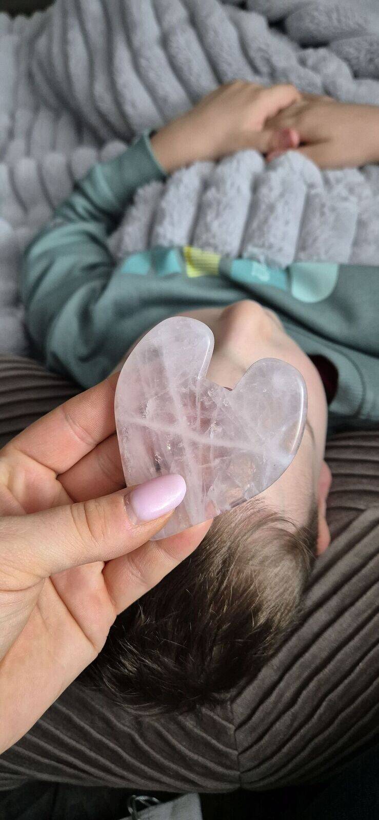 Gua Sha Stein Massage für das Gesicht 🌸💆‍♀️ immer wieder eine beliebte Massage für das Gesicht ✨️