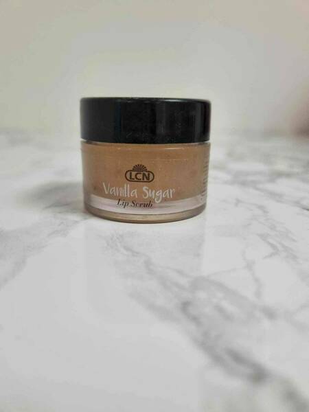 Lcn lip scrub