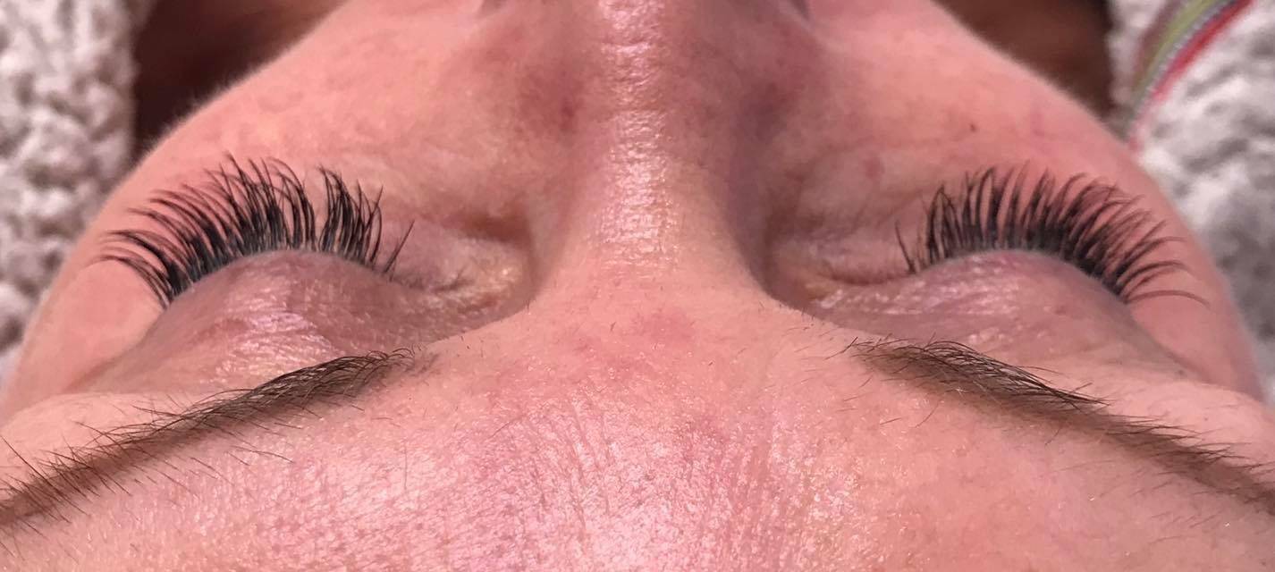 Not got time for a full set of lashes ..  half set for my client yesterday 
#lushlashes #classiclashes #lashextensions #classylashes #salonrougelashes #nightoutlashes