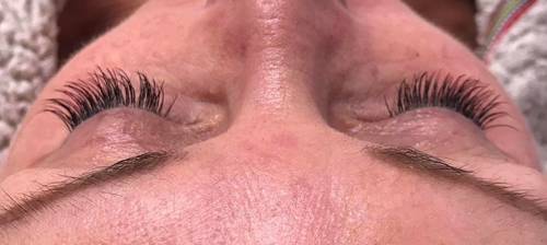 Not got time for a full set of lashes ..  half set for my client yesterday 
#lushlashes #classiclashes #lashextensions #classylashes #salonrougelashes #nightoutlashes