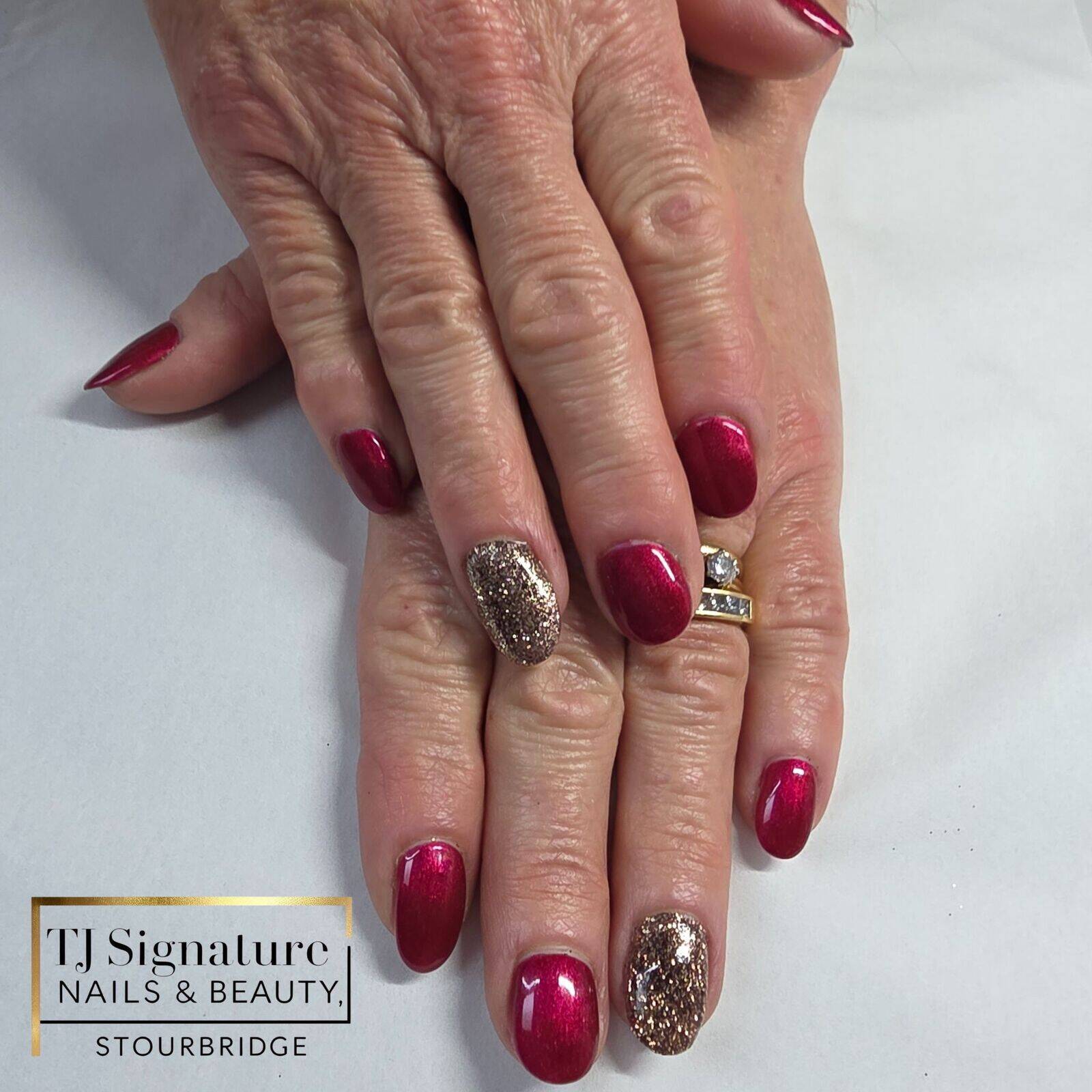 A timeless gel manicure featuring rich ruby red tones with a subtle champagne-gold glitter accent. Elegant, glossy and perfectly finished for a classic festive look.