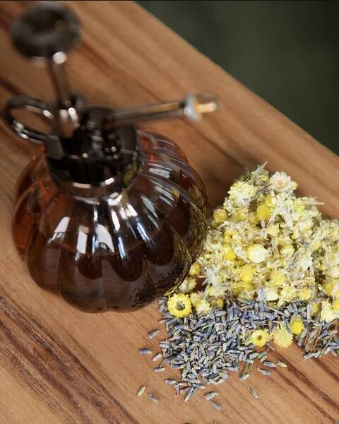 Pulvérisation d'eau florale lors d'un Soin botanique Printemps / Été 