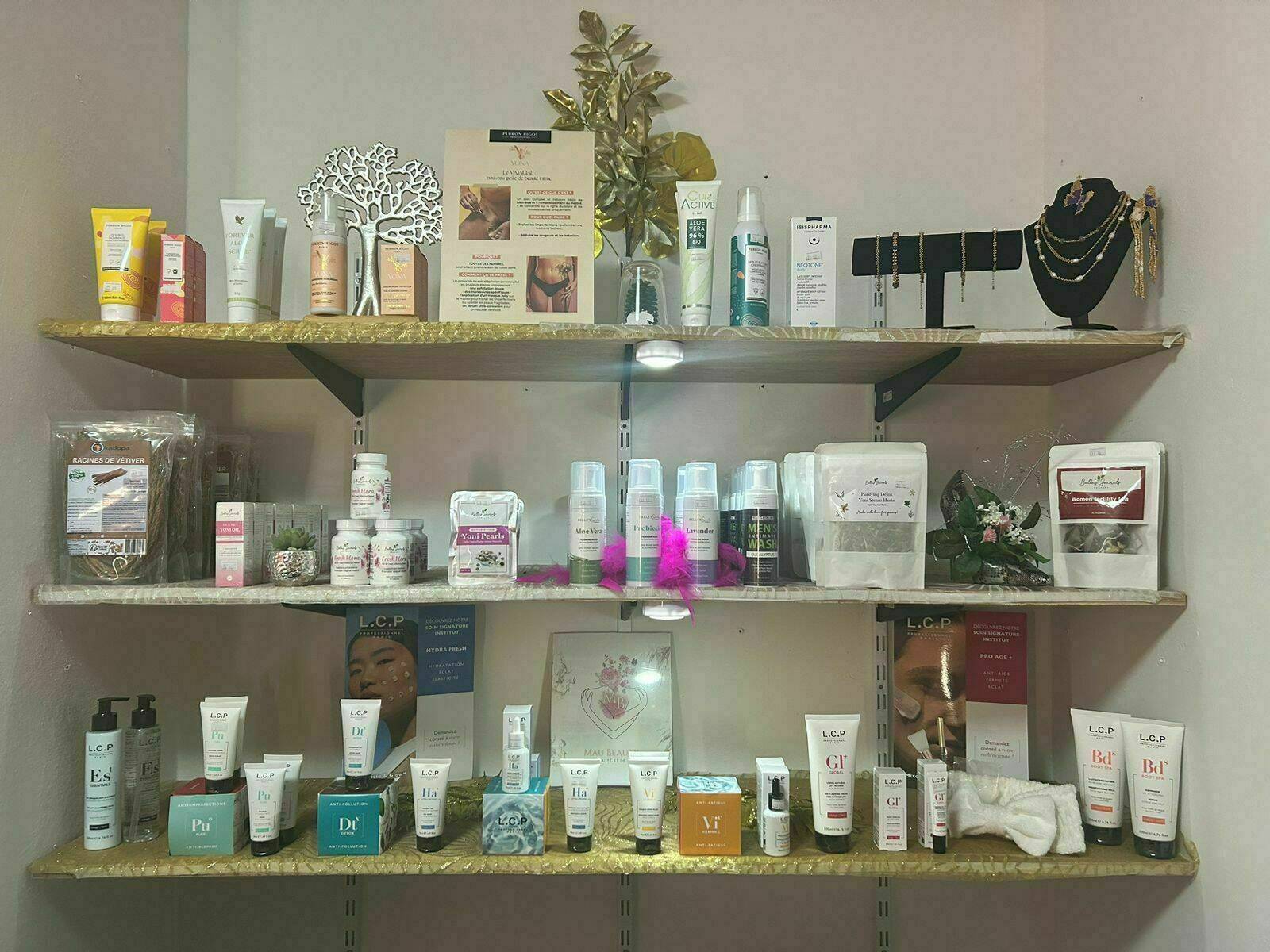 Des produits cosmétiques sont à votre disposition sur le site de Mau Beauty et également sur place : soin post-épilation visage/corps, Yoni, skincare routine, compléments alimentaires... 