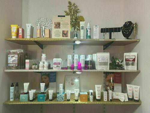 Des produits cosmétiques sont à votre disposition sur le site de Mau Beauty et également sur place : soin post-épilation visage/corps, Yoni, skincare routine, compléments alimentaires... 