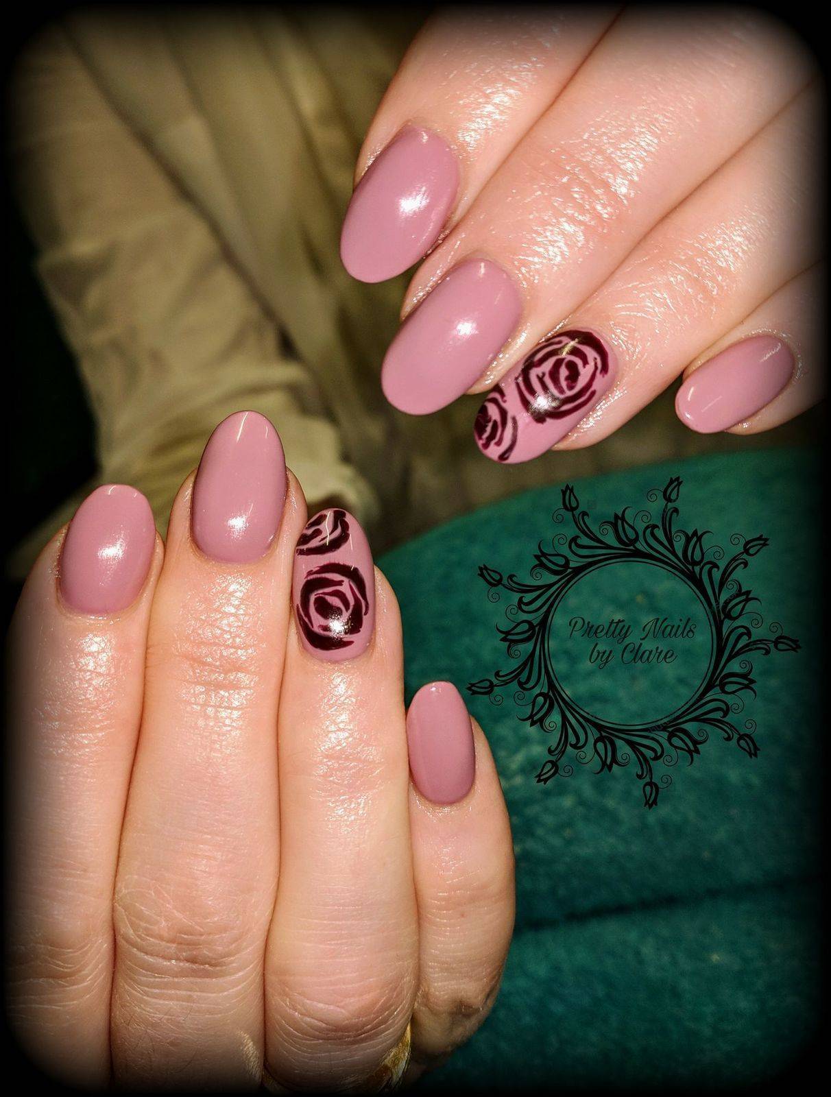 Beautiful pink set today, with pretty hand painted roses 🥀