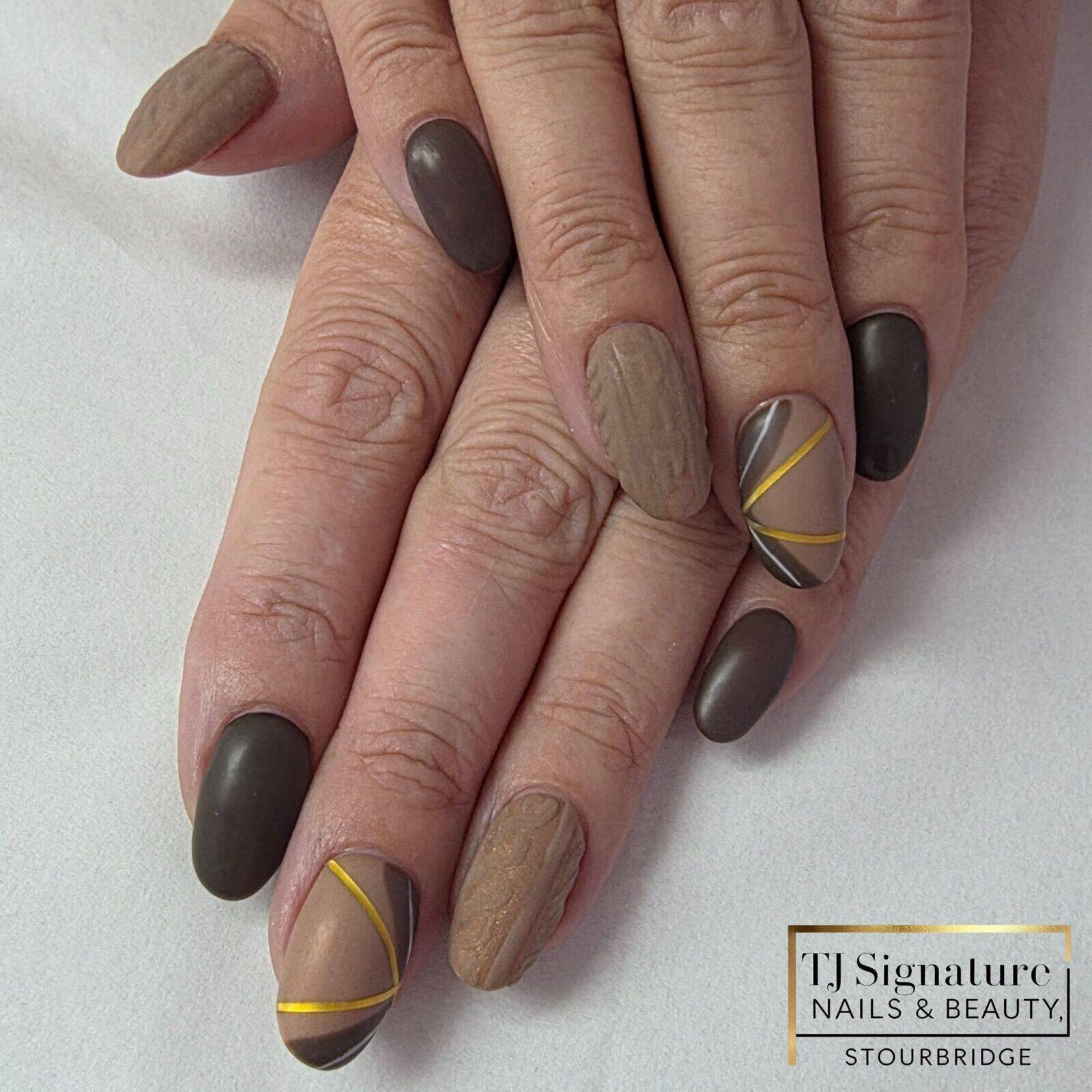 Rich mocha tones with knit texture and gold accents — a cosy, elegant autumn look finished in soft matte warmth.