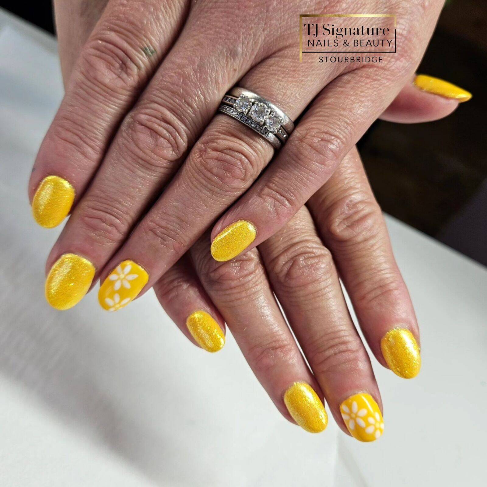 Gelish 'Do the tangle' with Magpie 'Ellie' glitter with some daisies for the summer ☀️