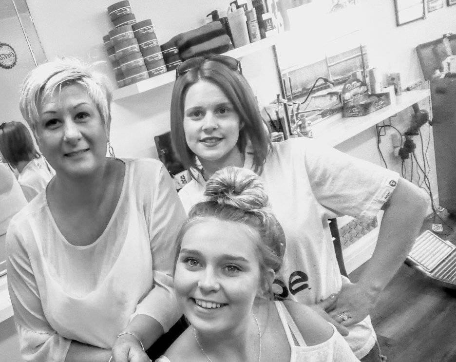 What a night is turning out to be !.. blowing a hoolie!..keep safe everyone!