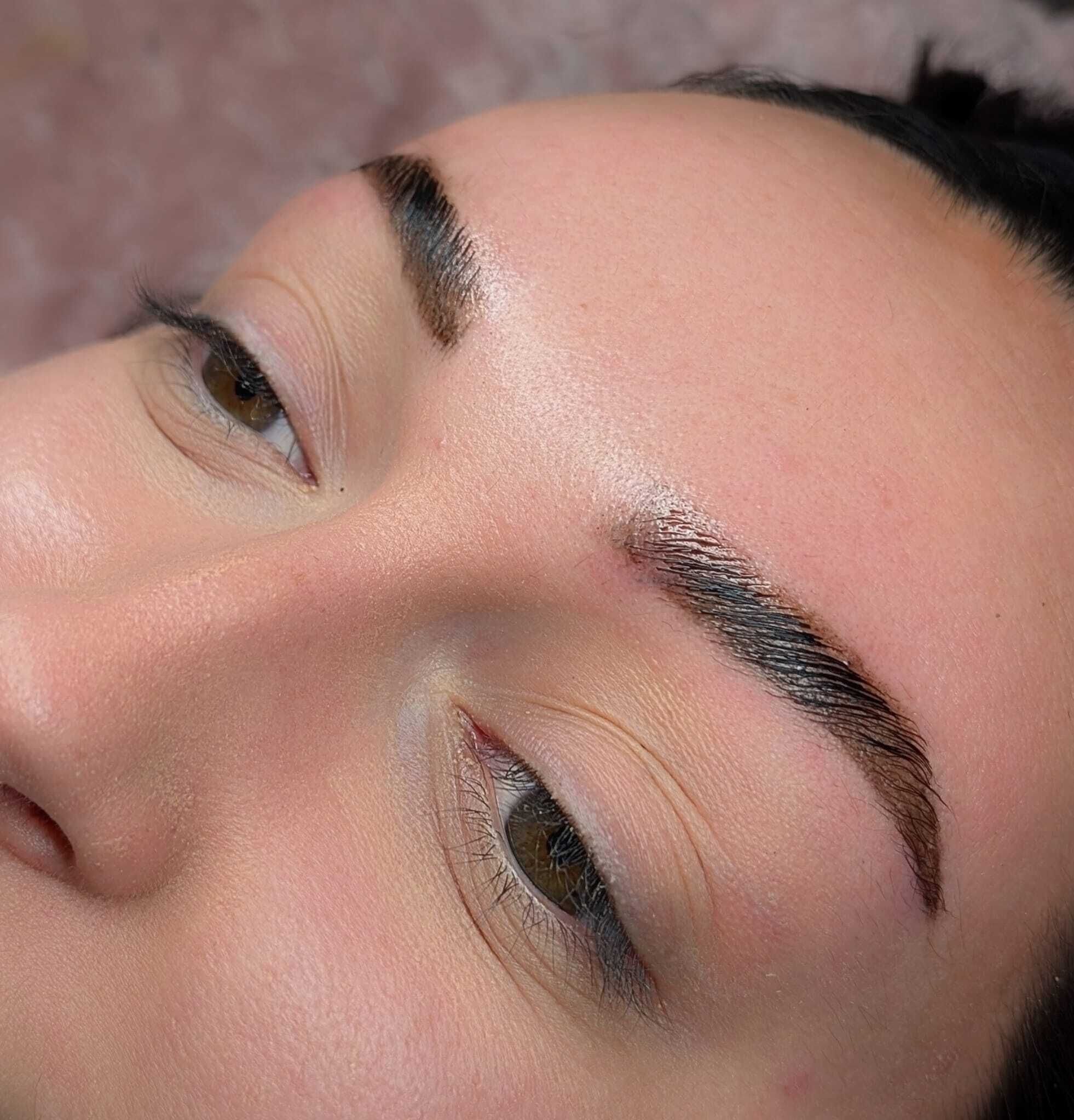 Browlift + teinture + épilation au fil