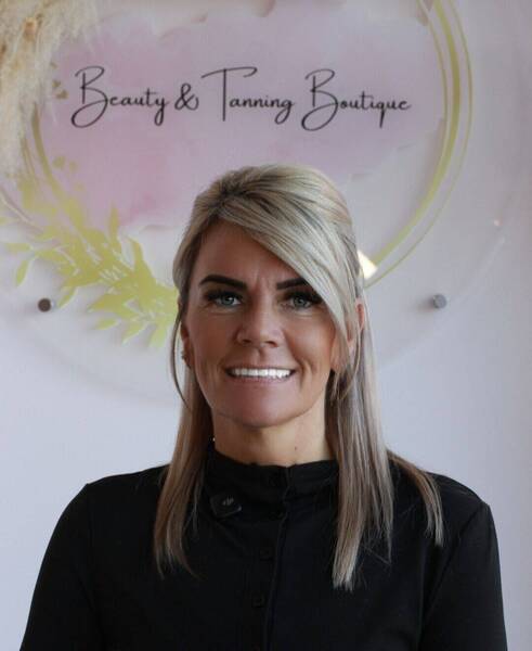 Debbie ♡ Salon Owner / Beautician 