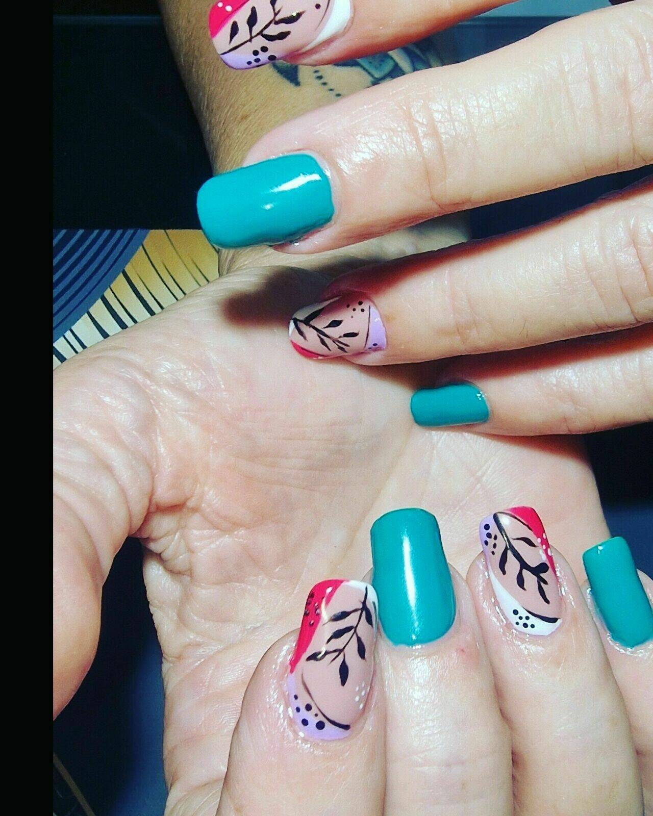 MANICURA SEMIPERMANENTE CON DISEÑO