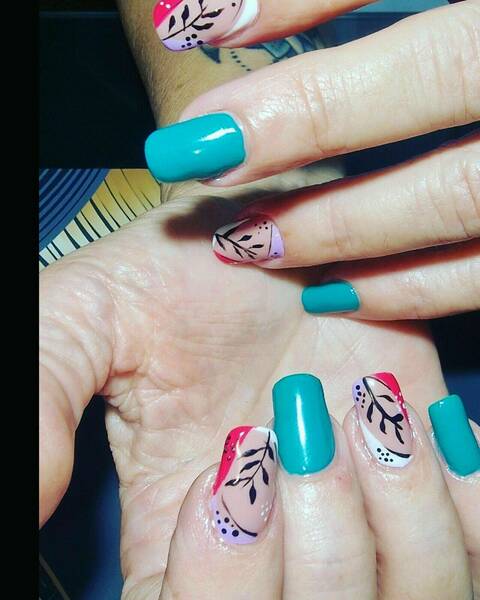 MANICURA SEMIPERMANENTE CON DISEÑO