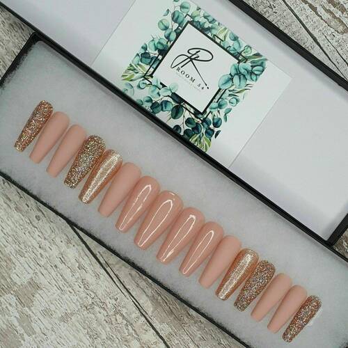 Custom press on nails £20