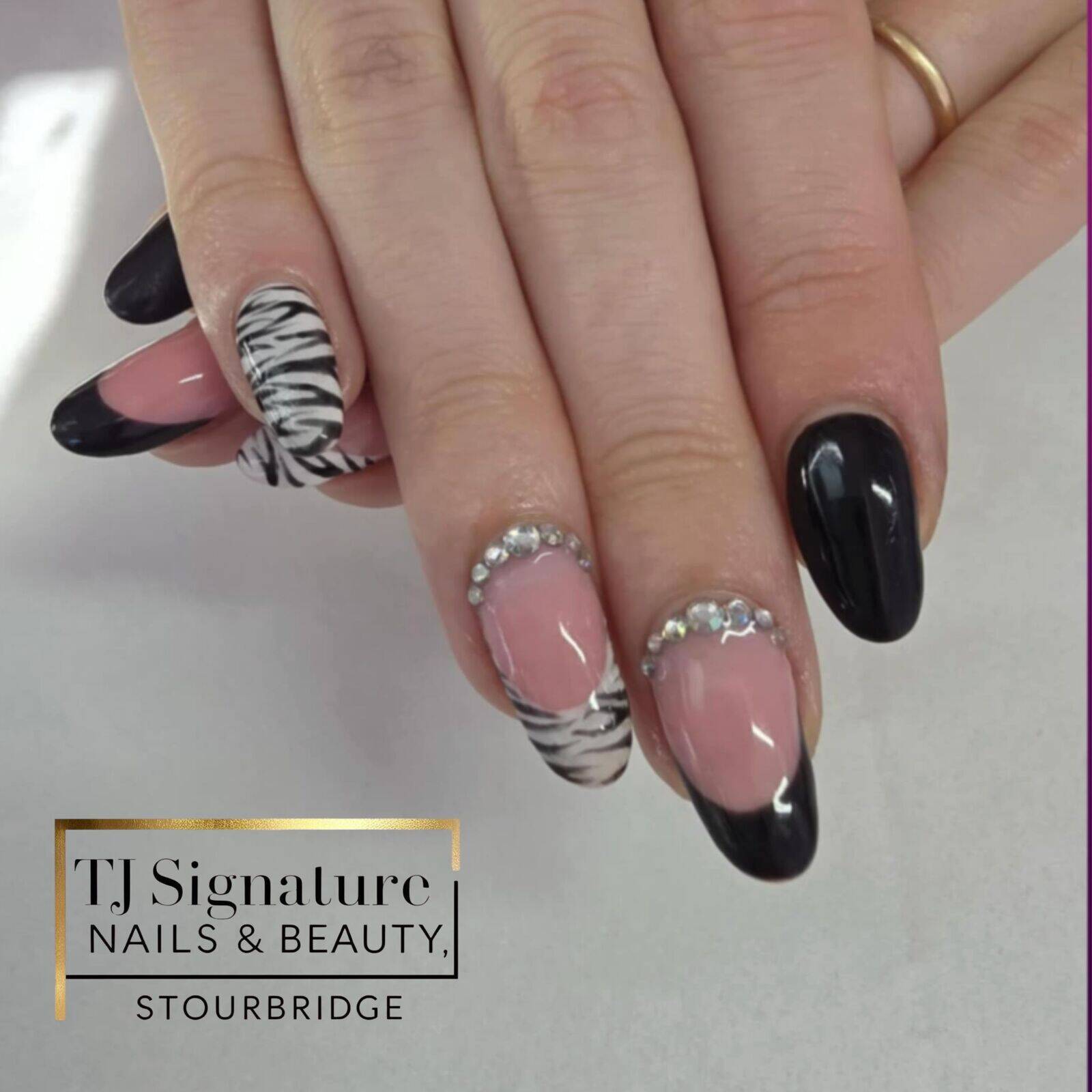 🖤 A timeless black set with a touch of sparkle and zebra detail. Created for another client saying goodbye to a loved one – elegant, graceful, and a fitting tribute. 🖤