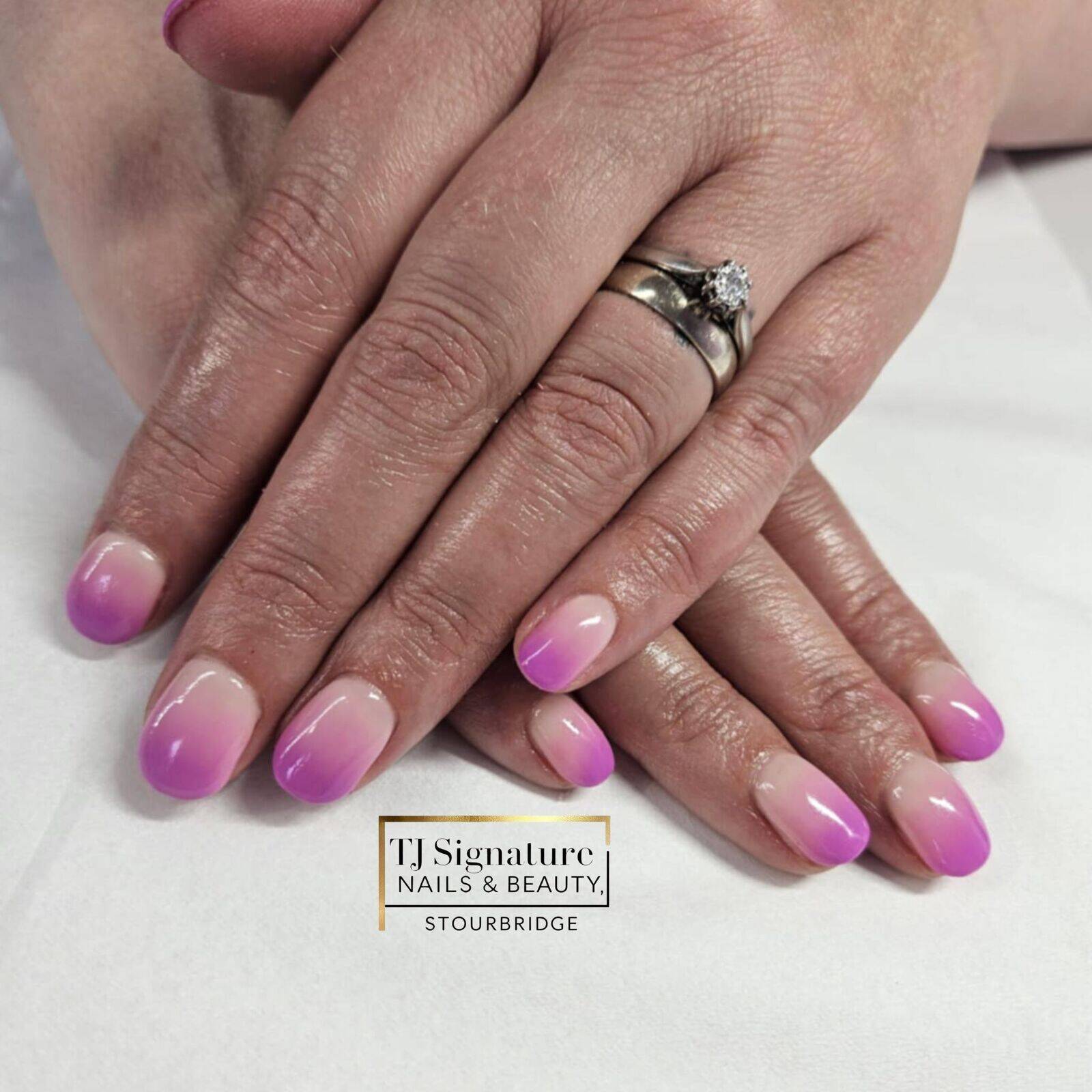 Another beautiful ombre using the Gelish 'Put it in Neutral' as the base with Gelish 'Purple Neon' cream Palette for the design 💜