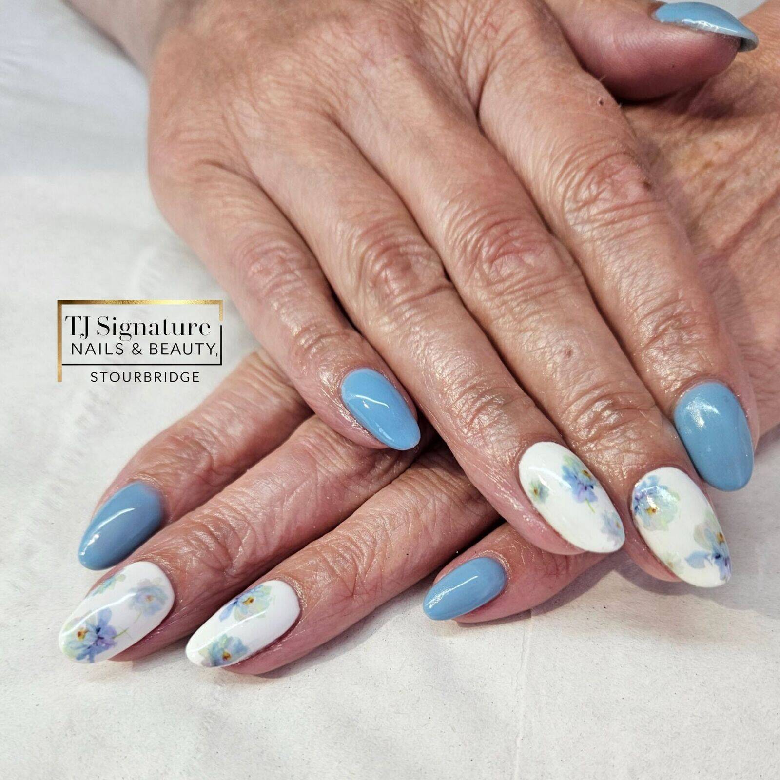 Where everyday is a good nail day 🩵