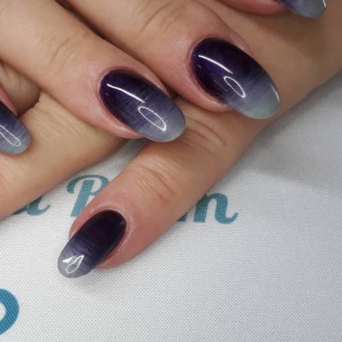 A gorgeous blend of Wild Fig & Grey Denim ManiQ Gel Polish from @youngnailsinc #gelpolish #ladyheyes #ombrenails #ManiQ #nnamn #youngnails