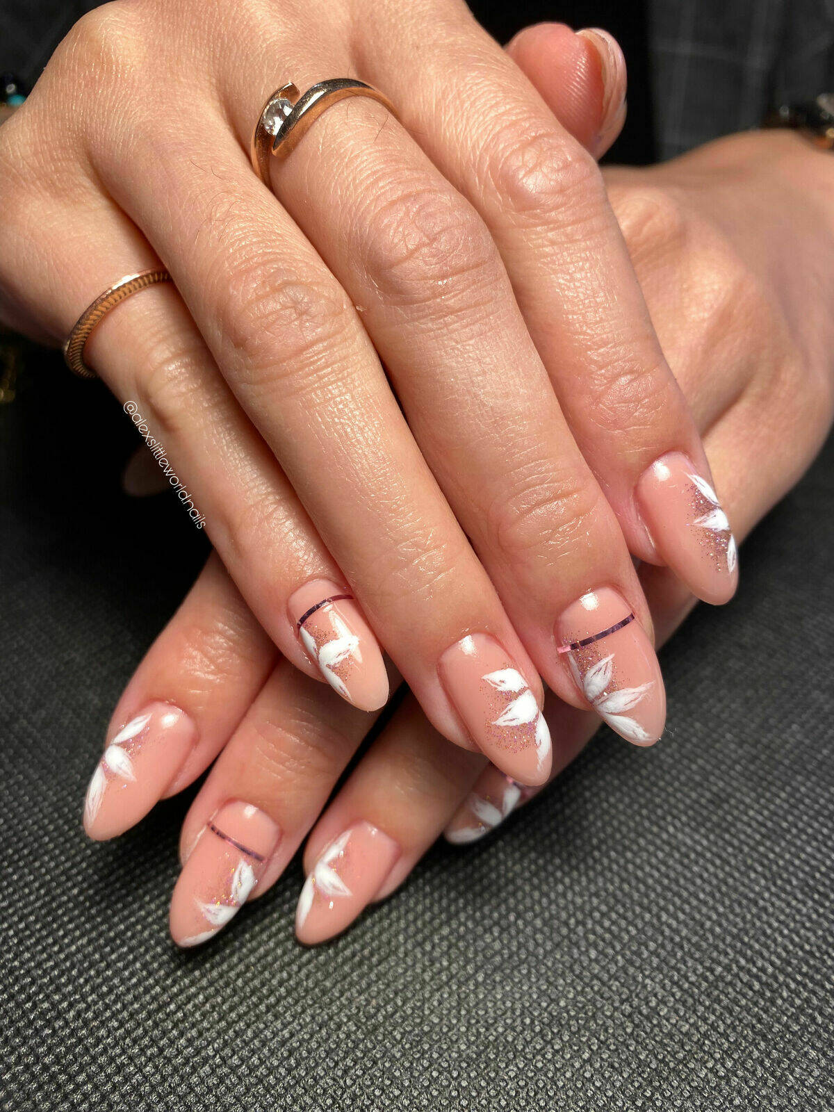 Extensions Acrygel & Nailart floral sur Paillettes Réflectives 