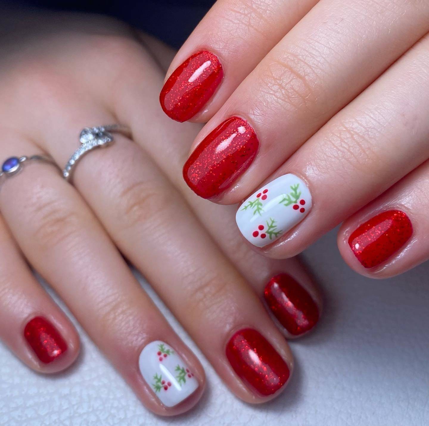 I am loving this simple Christmas design♥️ using @biosculpturegelgb  ‘Seductive lights’ and ‘Whitney’ 
.
Prepped and nourished with @navyprotools