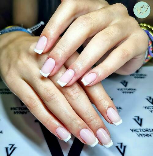 Superbe remplissage gel avec une French élégante et raffiné ✨ By Jade 🤍