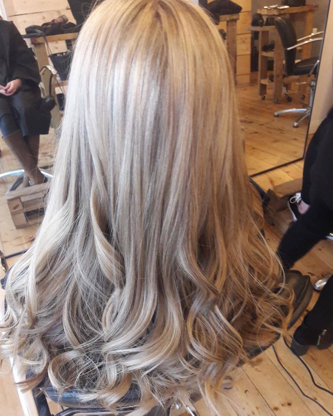 Multi-tonal blonde

#blonde #ashblonde #foils #matrix #matrixcolour #olaplex #haircolor #hair #hairfashion #morrocanoil #felixstowe #suffolk #salon #hairtrends @hair_gemmamelly
