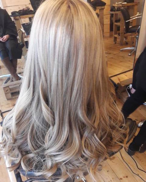 Multi-tonal blonde

#blonde #ashblonde #foils #matrix #matrixcolour #olaplex #haircolor #hair #hairfashion #morrocanoil #felixstowe #suffolk #salon #hairtrends @hair_gemmamelly