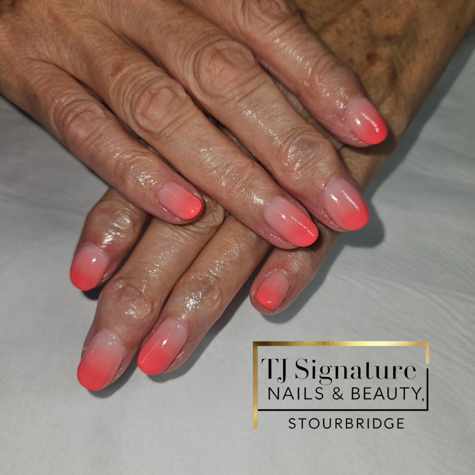 Glow at your fingertips – neon ombré for a playful look.