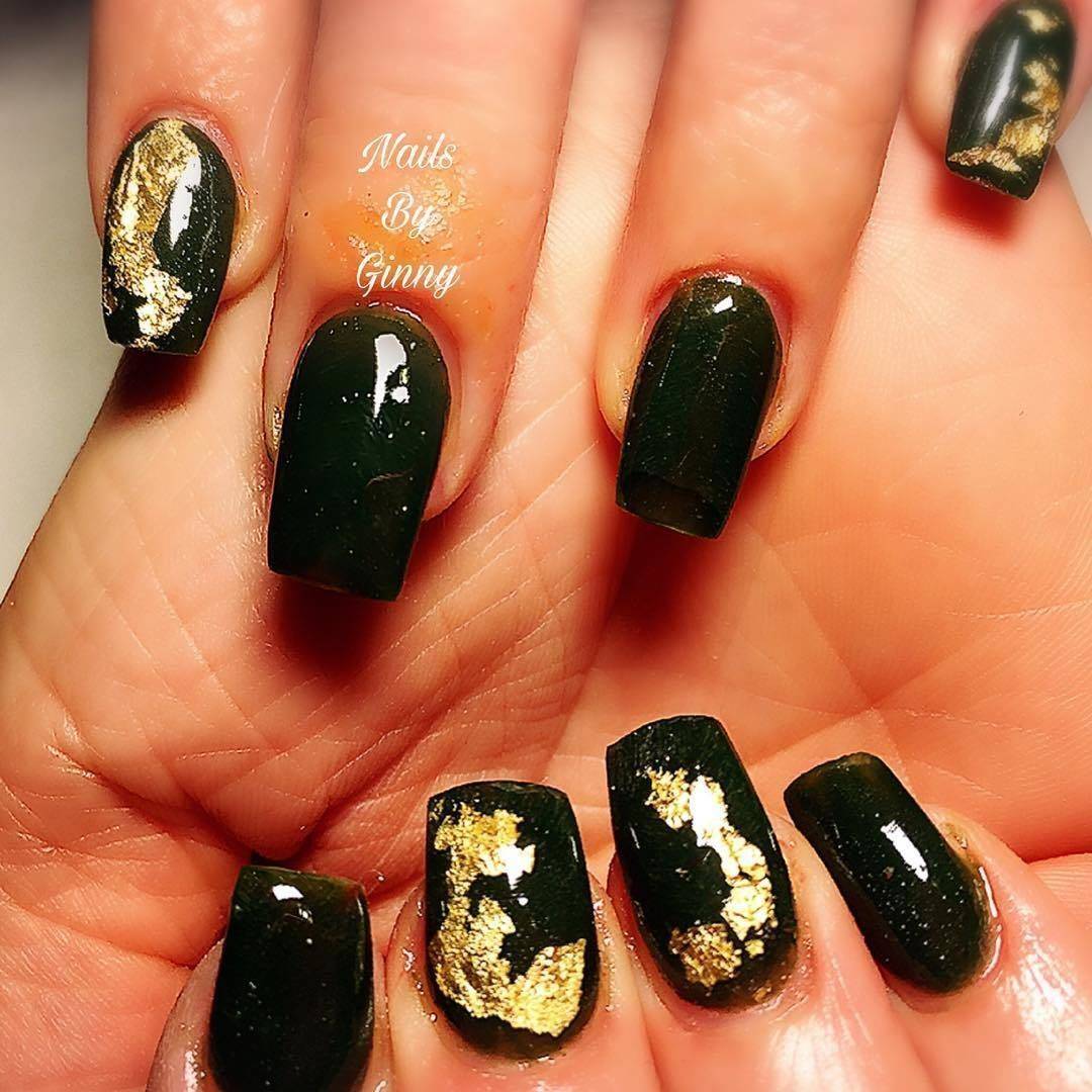 Beautiful nails for my beautiful client! Merry Christmas y’all!  #shiningclaws #nailsaddict #nails #beautytherapist #christmasnails #gold