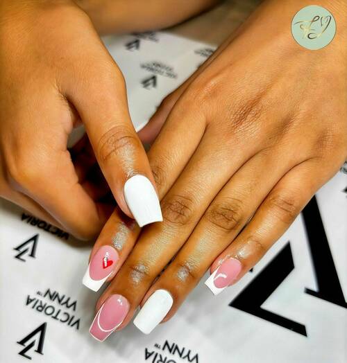 Pose de capsules américaines avec une petite French et un Nail Art en cœur ❤️ . By Jade  🤍 