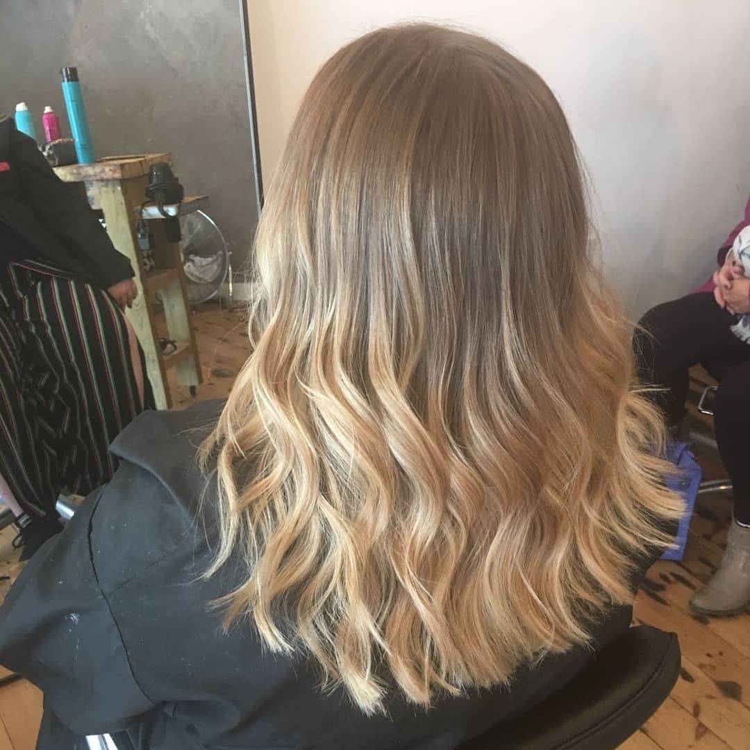 Soft toned blonde 

@helzpreston

#softblonde #blonde #blondeblend #matrix #olaplex #hair #hairfashion #salon #blondehair #morrocanoil