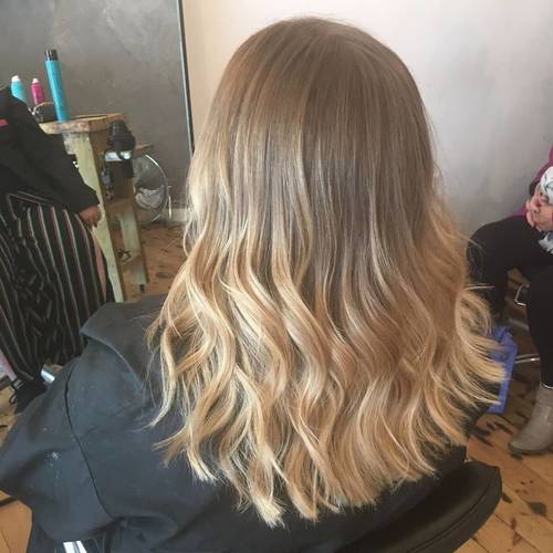 Soft toned blonde 

@helzpreston

#softblonde #blonde #blondeblend #matrix #olaplex #hair #hairfashion #salon #blondehair #morrocanoil