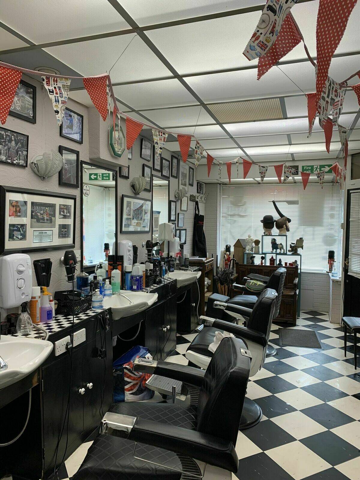 Byrons Barbershop 