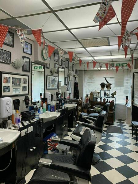 Byrons Barbershop 