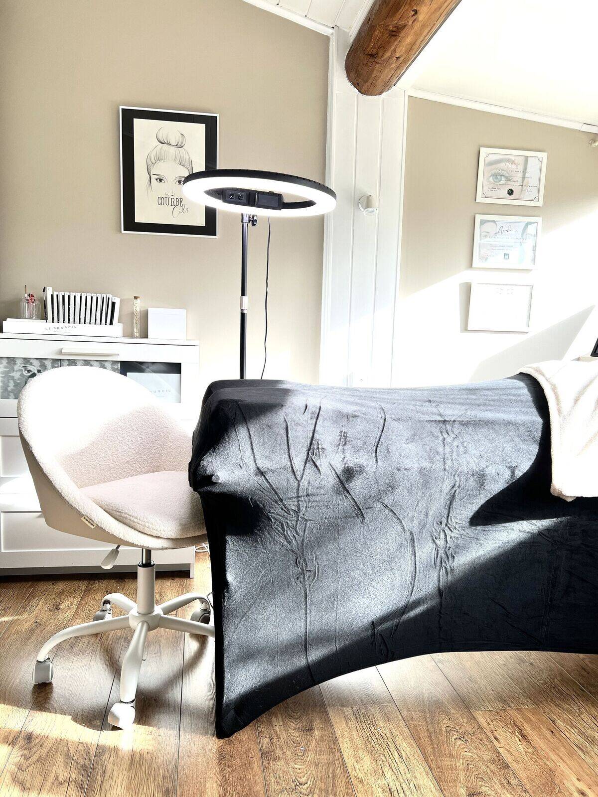 Le salon 🤍 Environnement calme & cosy, matelas à mémoire de forme, profitez de ce moment et de cette safe place pour vous détendre