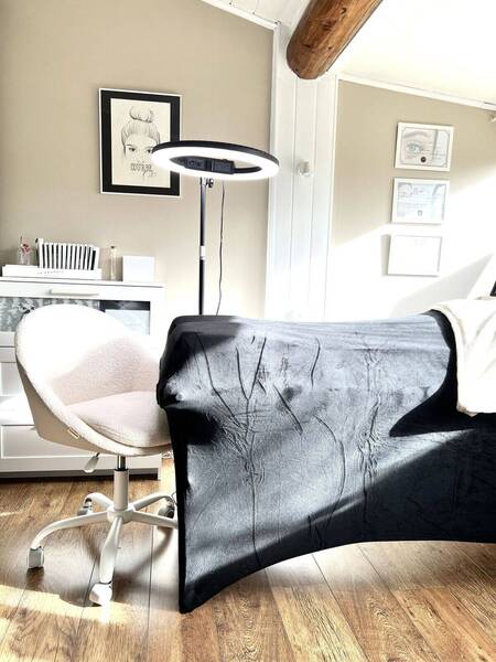 Le salon 🤍 Environnement calme & cosy, matelas à mémoire de forme, profitez de ce moment et de cette safe place pour vous détendre