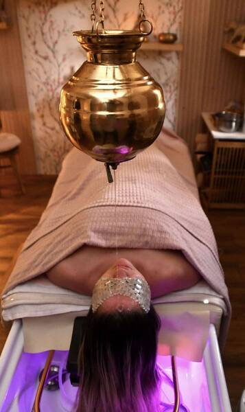 Soin Shirodhara, aux huiles médicinales chaudes