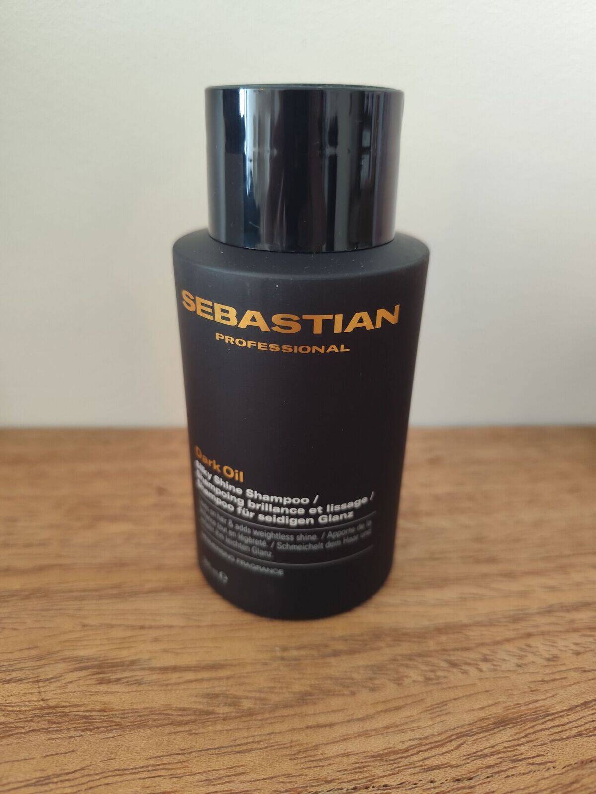 Shampooing dark oil