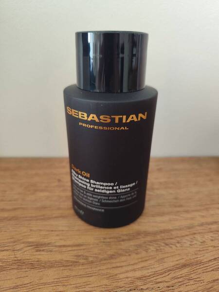 Shampooing dark oil