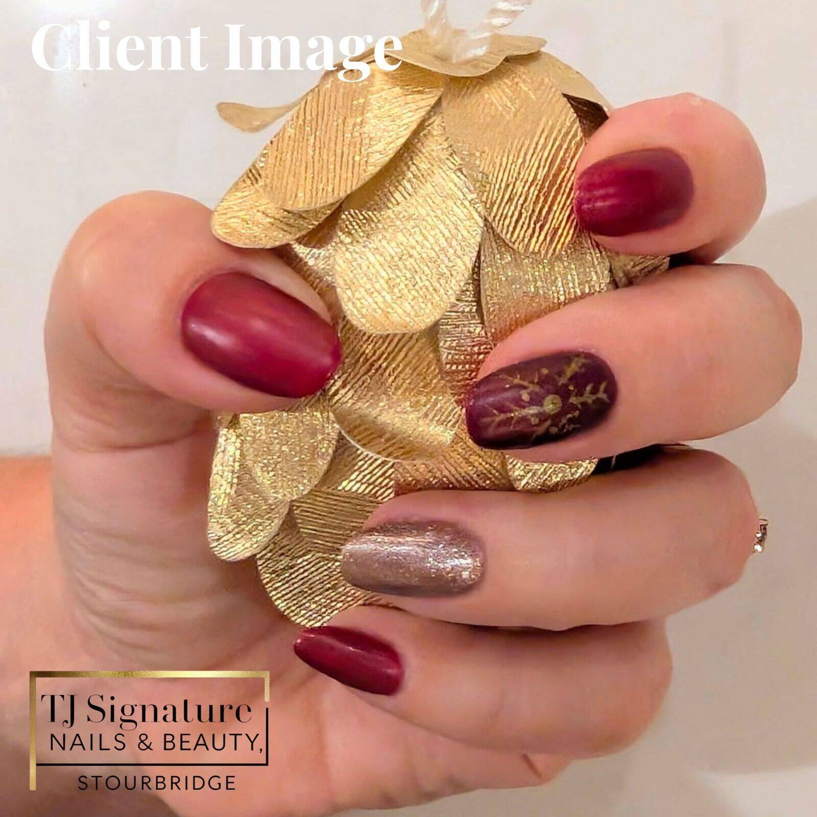 Berry & Gold Christmas Nails A glossy berry blend with festive gold accents and hand-painted detail — a chic seasonal look.