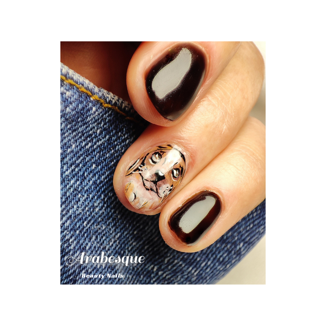 Gainage sur ongles courts et nail art à main levée 