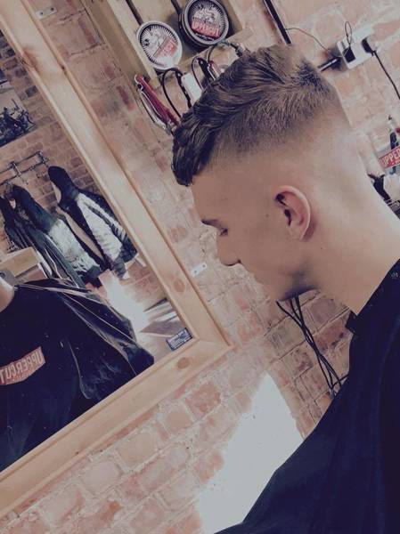 Carley banging out a fade going to be entered into the British barbers association cutting competition.