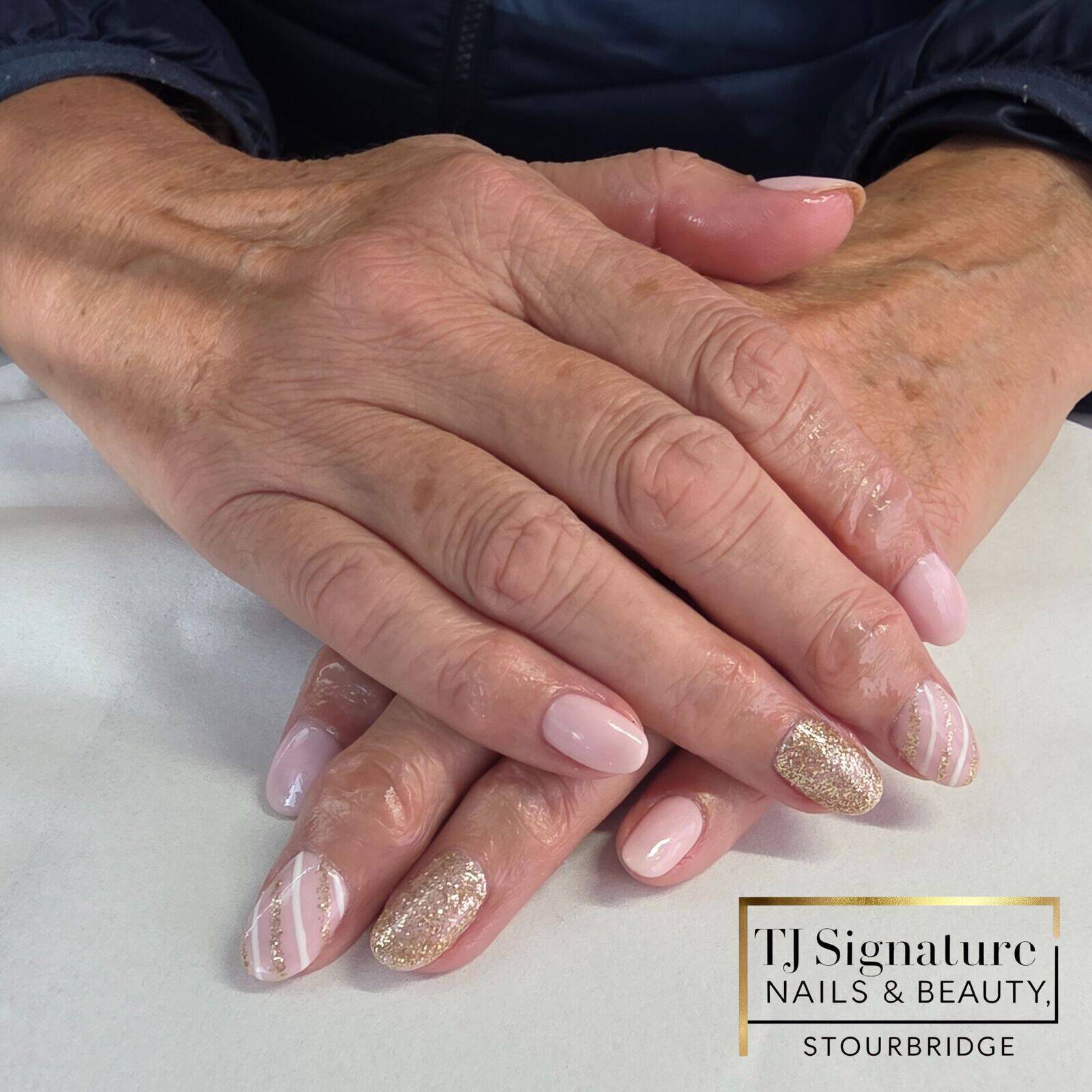 A soft pink base paired with gold glitter accents and delicate line detailing — a clean, stylish look with a touch of glamour.