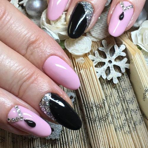 What do you guys think of this combination? @Gelish #pinksmoothie #blackshadow and #amimakingyougelish from @NailHarmonyUk #showscratch