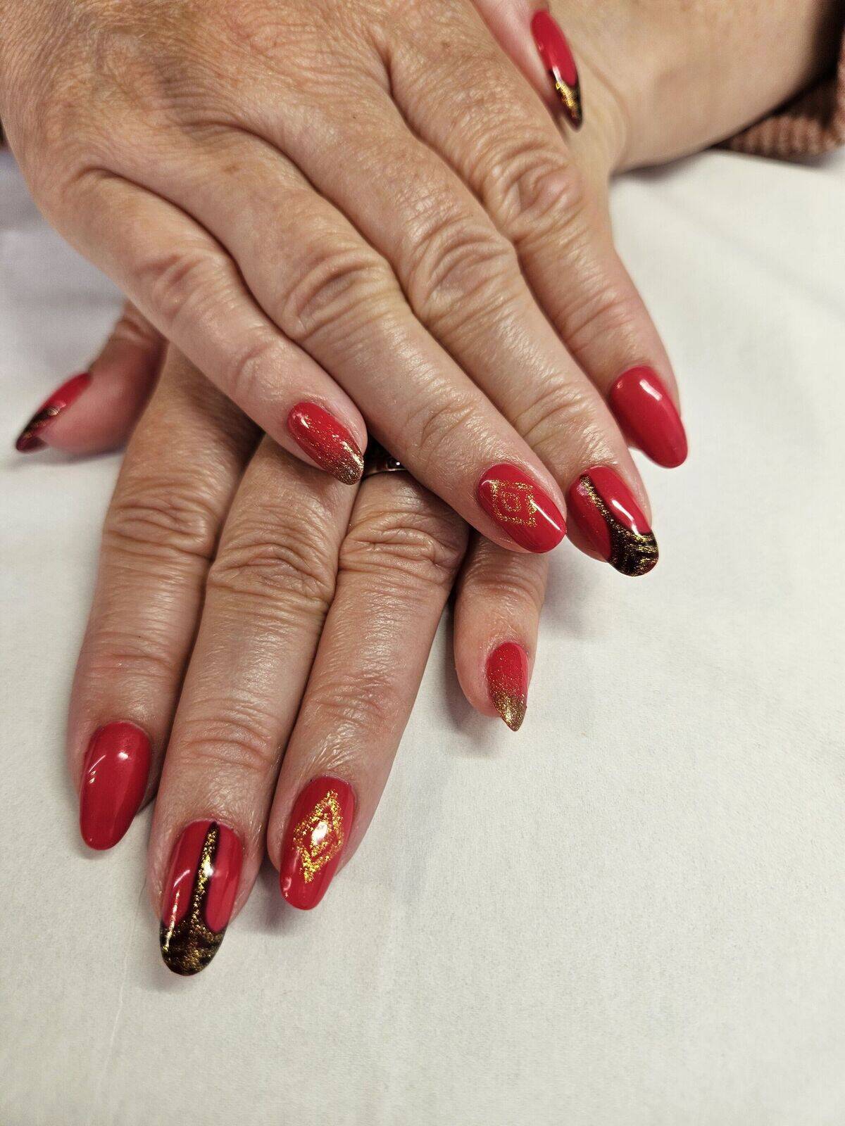 Channeling those rich 20s vibes! 🥂 Bold, beautiful, and absolutely owning it. Using gelish 'prettier in pink' 