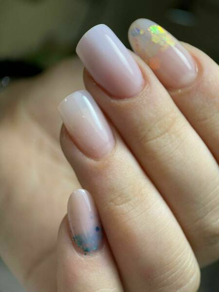 Incrustation paillettes + différentes formes des ongles + rallongement chanson