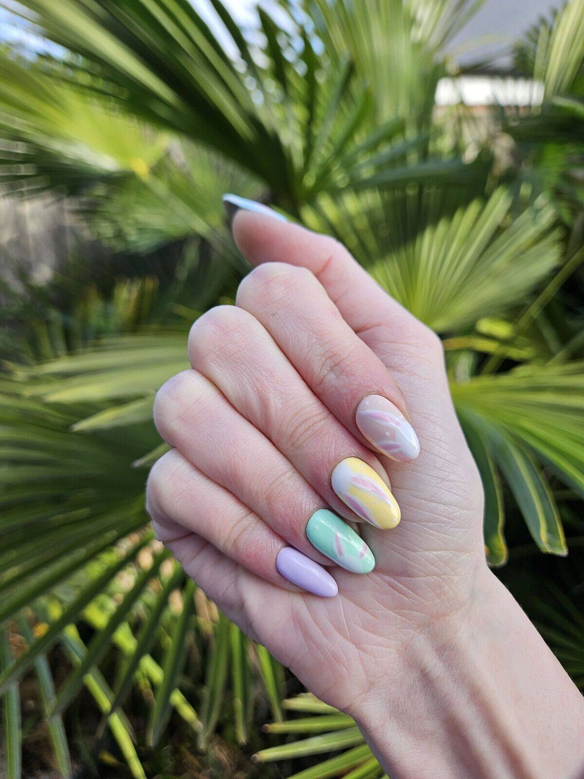 These Easter-inspired nails are giving serious springtime vibes! 🌸💅  Featuring soft pastels in lilac, mint, yellow, and blush pink